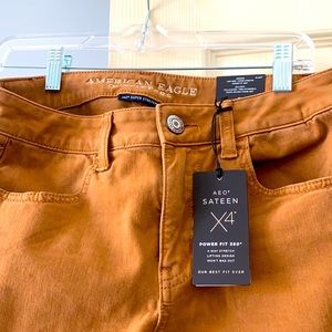 BRAND NEW - American Eagle beige jeans size 6, very trendy
